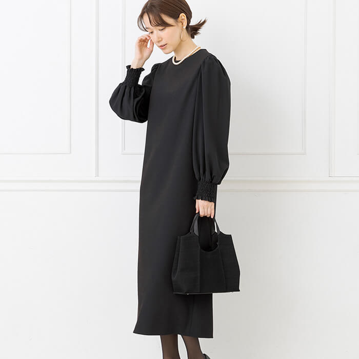 袖ギャザーがポイントのストレートワンピース