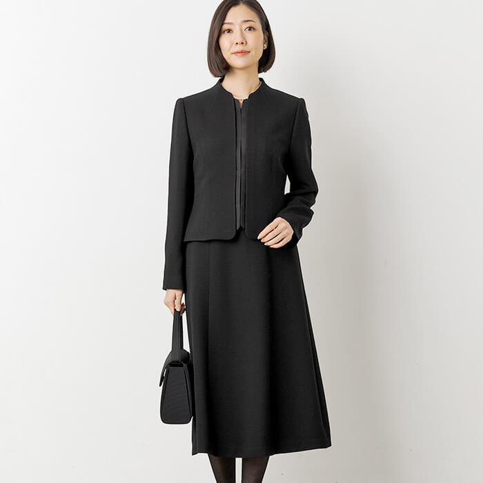 表面変化のある素材を活かしたアンサンブル