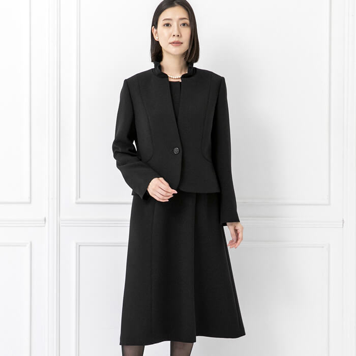 前開きフリルカラーのアンサンブル