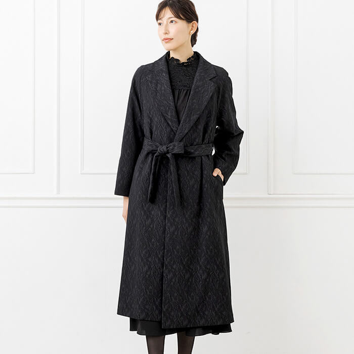 上品なジャカード素材のコート