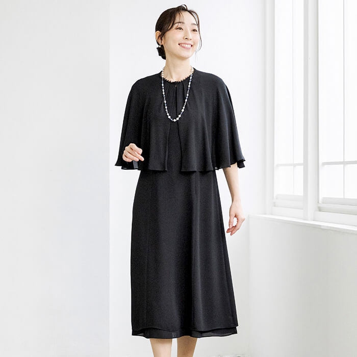 フレア袖のケープ付きワンピース