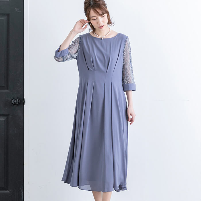 レース袖とタックがポイントのドレス