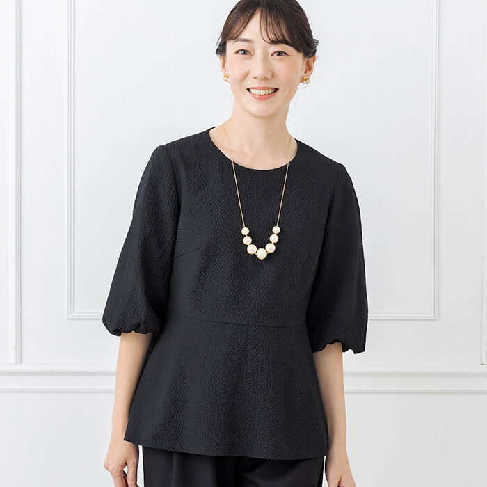 ギャザー袖がポイントのブラウス