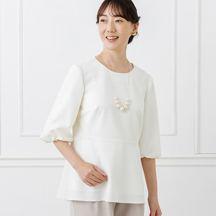 ギャザー袖がポイントのブラウス