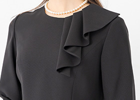 フェミニンなフリルモチーフ