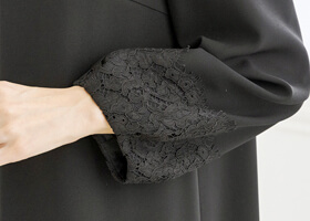 レースアクセントの袖口