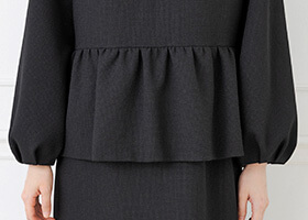 ボリューム袖とペプラムがポイント