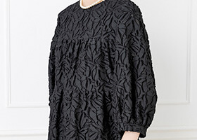 バストラインの切り替えと袖がポイント