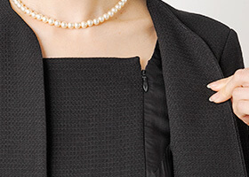 フロントファスナーで脱ぎ着も快適