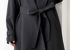 ボタンレスの2WAYコート。
