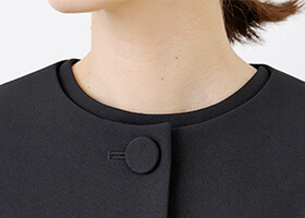 1つボタンがポイントのノーカラー