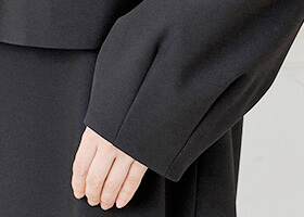 ボリュームたっぷりなタック袖