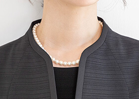 襟ぐりと前立てを丁寧にトリミング