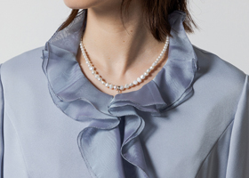 華やかなフリル襟