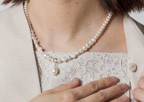 レースの胸当て