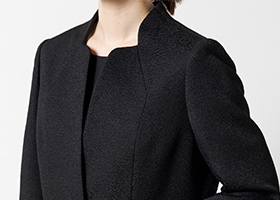 シンプルなスタンドカラーデザイン