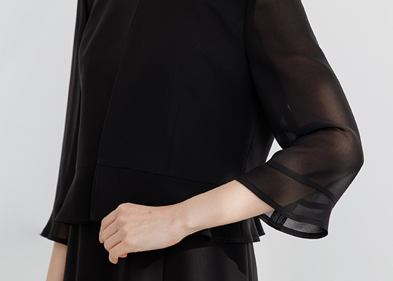 暑い夏も快適に。通気性の高い夏素材を使用