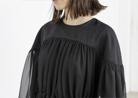 たっぷりギャザーでふんわりシルエットに