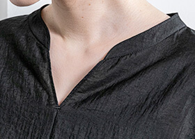 首元をほっそり見せるスキッパーネック