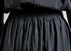 背面がゴム仕様のスカート