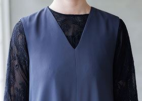 顔まわりをすっきり見せるVネックライン