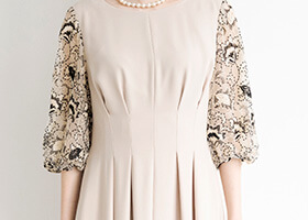 身頃のタックデザインでスッキリ見え