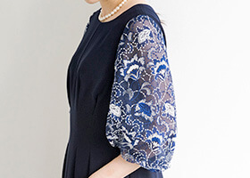 フェミニンな花柄刺繍の袖