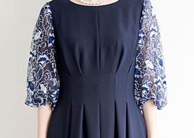 身頃のタックデザインでスッキリ見え