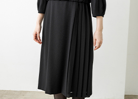 アシンメトリーなプリーツデザイン