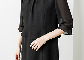 ウエストのペプラムデザイン