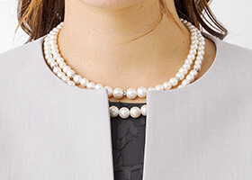 シンプルなノーカラージャケット