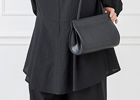 後ろ下がりのデザインでヒップをカバー