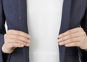 2か所のホック留のジャケット